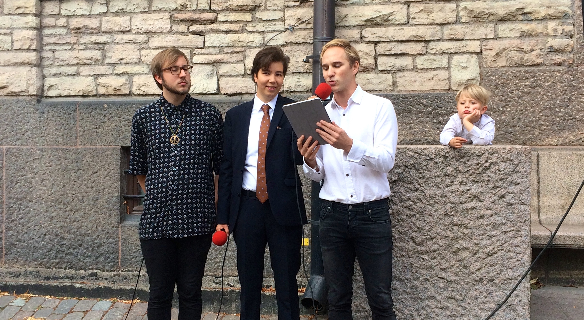15 september 2016, utanför Stockholms tingsrätt efter att stämningsansökan hade lämnats in. Från vänster till höger: Robin Holmberg, styrelseledamot Push Sverige, Minou Moon, ordförande Fältbiologerna, Jonas Bane, talesperson för Klimataktion. Längst till höger är 4-årige Charlie, som representerar kommande generationer. (Foto: Frida Berry Eklund)