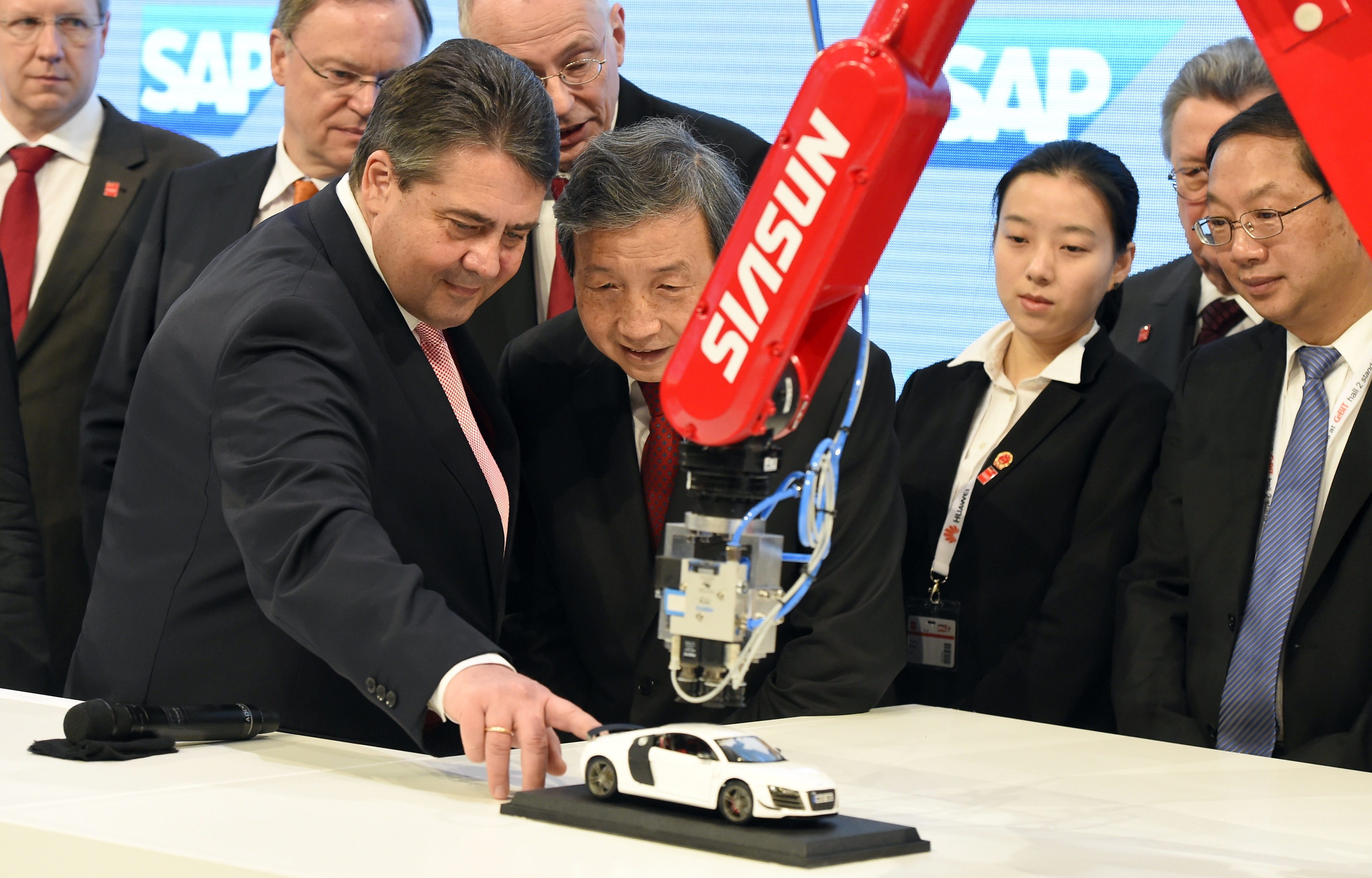 Tysklands vicekansler Sigmar Gabriel och Kinas vice premiärminister Ma Kai i Hannover i mars 2015. Sedan den här bilden togs har stämningen blivit lite  mindre uppsluppen mellan Kina och Tyskland. (Foto: Tobias Schwarz/AFP/Getty Images)