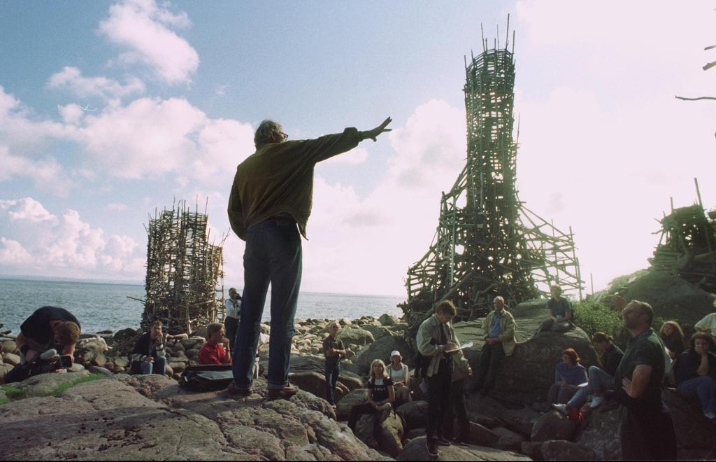 En brand har brutit ut i Lars Vilks konstverk Nimis vid Kullaberg. Enligt uppgift har åtminstone stora delar av verket brunnit ned. På bilden står konstnären i förgrunden framför verket. Arkivbild. (Foto: Stefan Lindblom/TT)