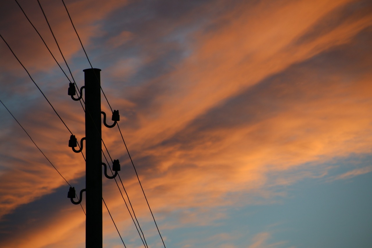 Tidigare var vi beroende av telefontrådar som gick kors och tvärs mellan byarna. Nu krävs höghastighetsnät av fiber för att vi ska kunna kommunicera. (Foto: Pixabay)