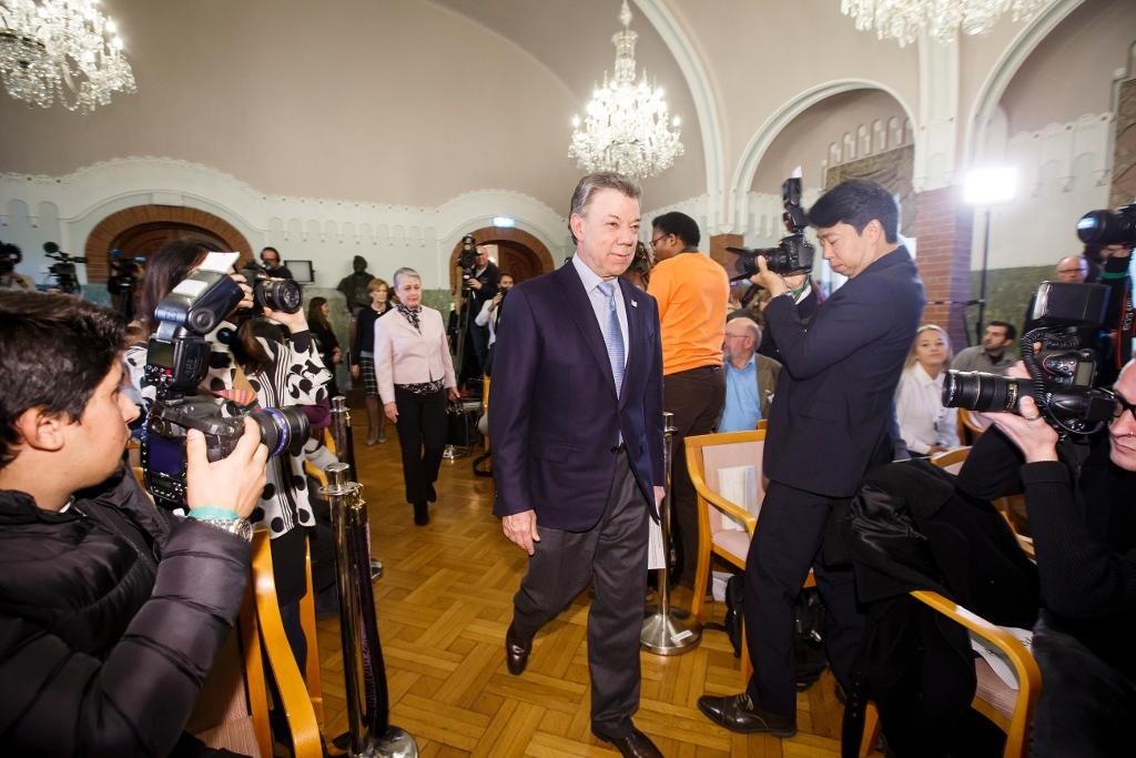 Juan Manuel Santos anländer till presskonferensen. I morgon får han ta emot Nobels fredspris i Oslo.
(Foto: Heiko Junge/NTB/TT)