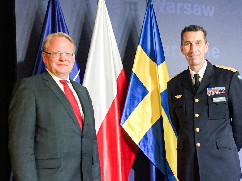 Försvarsminister Peter Hultqvist (S) har ännu inte sagt vad han tycker om att hyra ut Slite hamn för Nord Stream 2. ÖB Micael Bydén är däremot kritisk. (Foto: Wiktor Nummelin/TT-arkivbild)