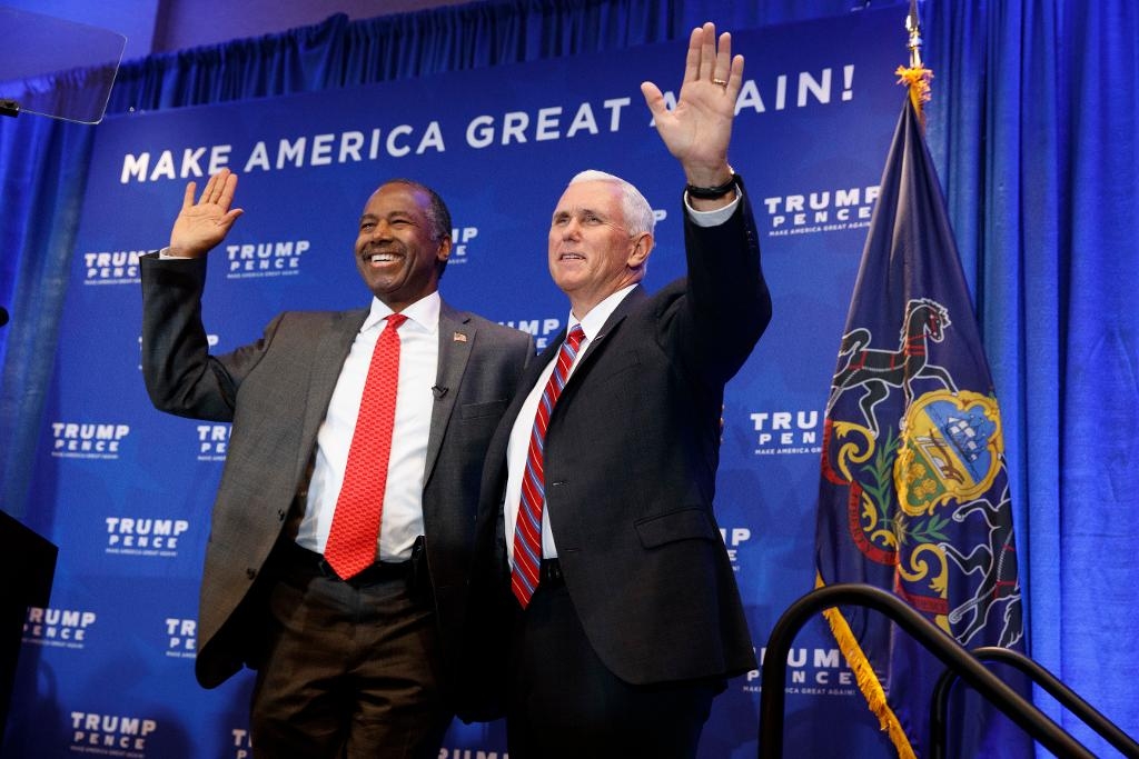 Ben Carson tillsammans med den tillträdande vicepresidenten Mike Pence. Bilden är från den 1 november. (Foto: Evan Vucci/AP/TT)
