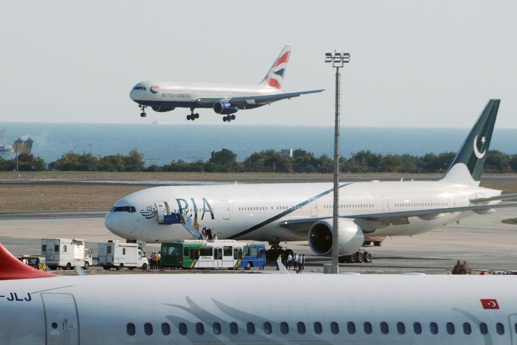 Arkivbild med ett plan tillhörande PIA (Pakistan International Airlines) parkerat i fotots mitt. (Foto: AP)