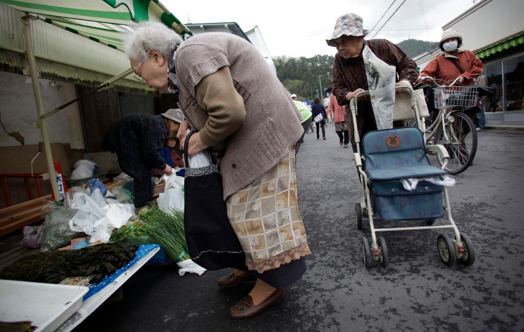 Den japanska staden Iruma erbjuder gratis självhäftande QR-koder som kan fästas på äldre dementas naglar så de kan identifieras om de går vilse. (Foto: Junji Kurokawa)