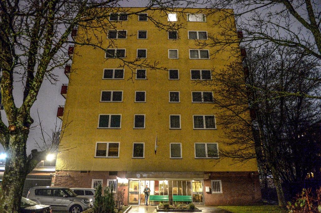 Värt att kämpa för? Ryska federationen har kämpat med näbbar och klor för att inte bli av med det oansenliga hyreshuset på Lidingö. Nu slår Stockholms tingsrätt fast att det är dags att betala hyra till LKO som blev ny ägare till huset hösten 2014. (Foto: TT -arkivbild)