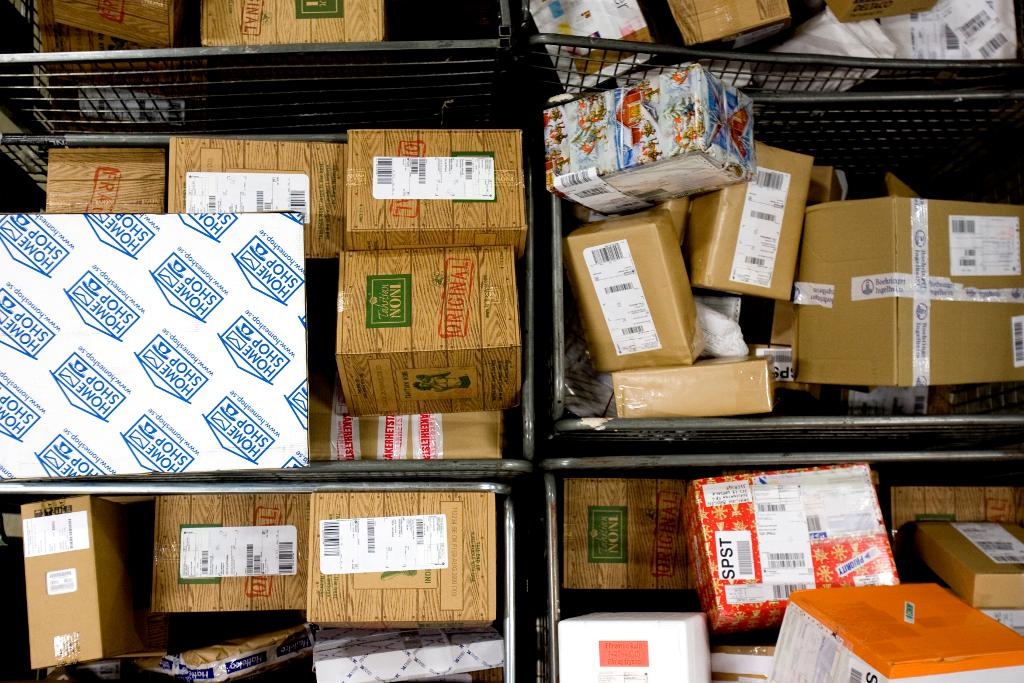 Paketen ska tåla tuffa tag. Ändå chansar vissa och skickar varor som bara är inslagna i en plastpåse, berättar Pierre Olsson på DB Schenker Sverige. (Foto: Pontus Lundahl /TT)