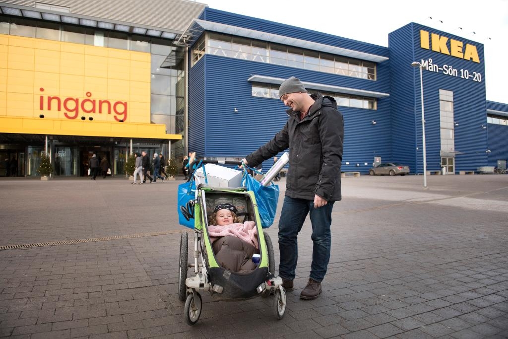 Justin Ryan har själv en "Malm"-byrå hemma och tycker att den känns säker. Här med dottern Winnifred utanför Ikea:s varuhus i Kungens Kurva i Stockholm. (Foto: Jessica Gow/TT)