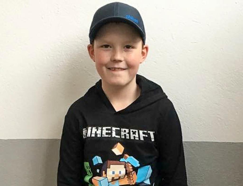 Tioårige Adam Karlsson samlar på pennor med företagstryck. Efter att hans mamma lagt upp en annons på Blocket har svaren - och pennorna - strömmat in. (Foto: Björn Sundberg, privat)