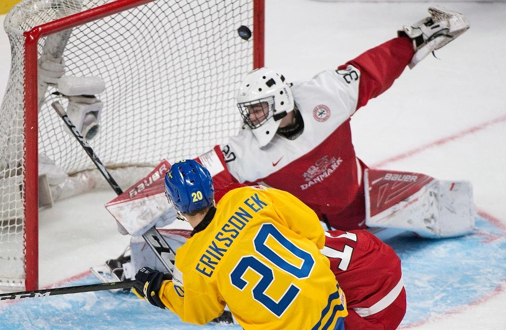Joel Eriksson Ek och Juniorkronorna möter Finland i natt. (Foto: Graham Hughes/AP/TT)