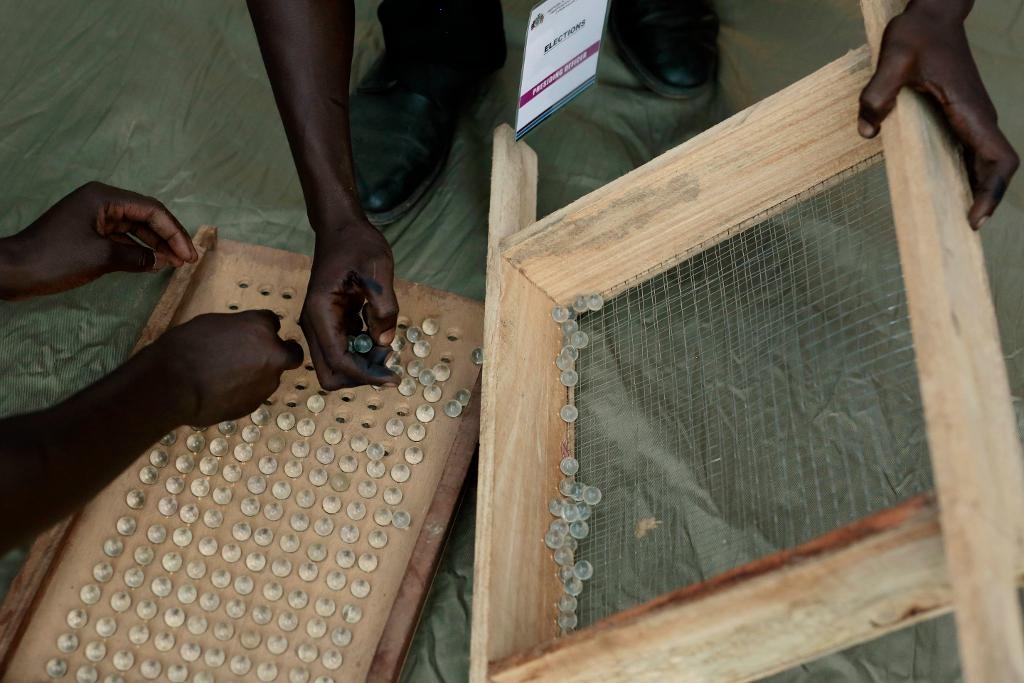 Valarbetare räknar röster i en vallokal i Gambia. (Foto: Jerome Delay/AP/TT)