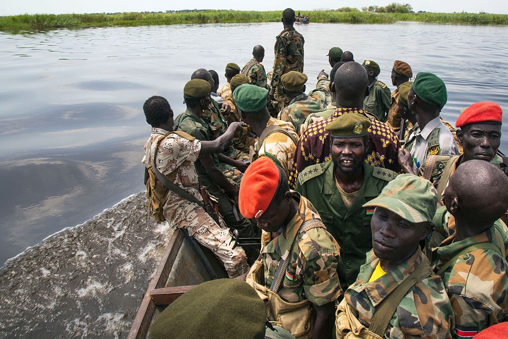 Striderna mellan regeringsstyrkorna, Sudan People Liberation Army (SPLA), och oppositionen i Sydsudan blossade upp i byarna Wajwok och Lalo utanför Malakal den 14 oktober.  Unicef räknar med att Sydsudan har 16 000 barnsoldater i de olika krigförande grupperna, även regeringsstyrkorna. (Foto: Charles Atiki Lomodong/AFP/Getty Images) 
