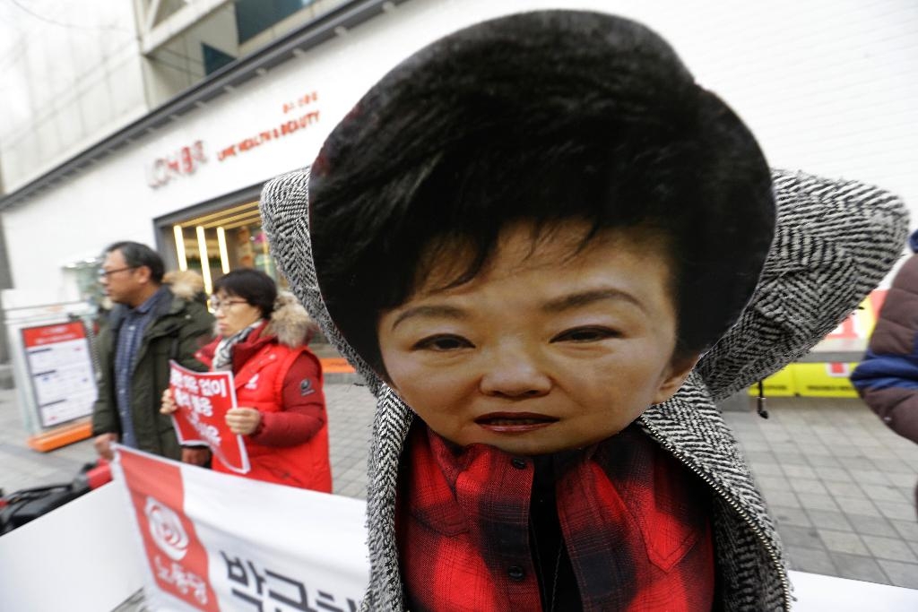 I dag samlas demonstranter åter i Seoul för att kräva Park Geun-Hyes omedelbara avgång. På bildens syns en demonstrant iförd en Park-mask vid protesterna förra veckan. (Foto: Ahn Young-Joon)