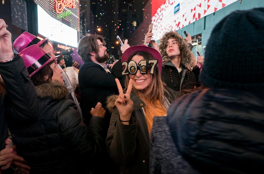 Två miljoner nyårsfirare samlades kring Times Square i New York. (Foto: Craig Ruttle/AP/TT)