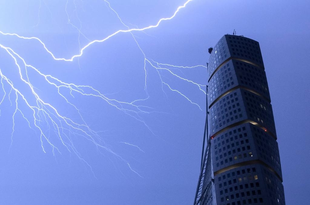 Blixtar runt Turning Torso då ett kraftigt åskväder drog in över Skåne natten till midsommarafton förra året. (Foto: Johan Nilsson / TT)
