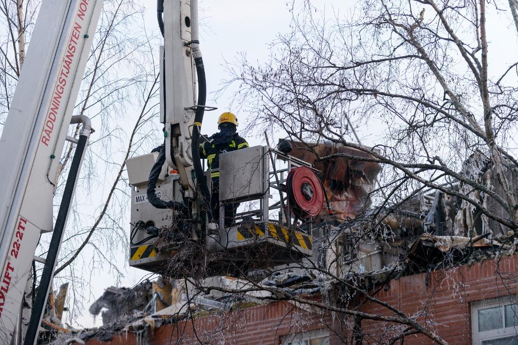 Polisen har inlett en förundersökning om allmänfarlig vårdslöshet efter storbranden i Umeå. (Foto: Samuel Pettersson/TT)