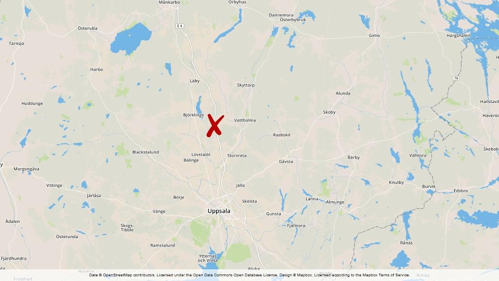 Uppemot 30 bilar har krockat på E4 norr om Uppsala. (TT)