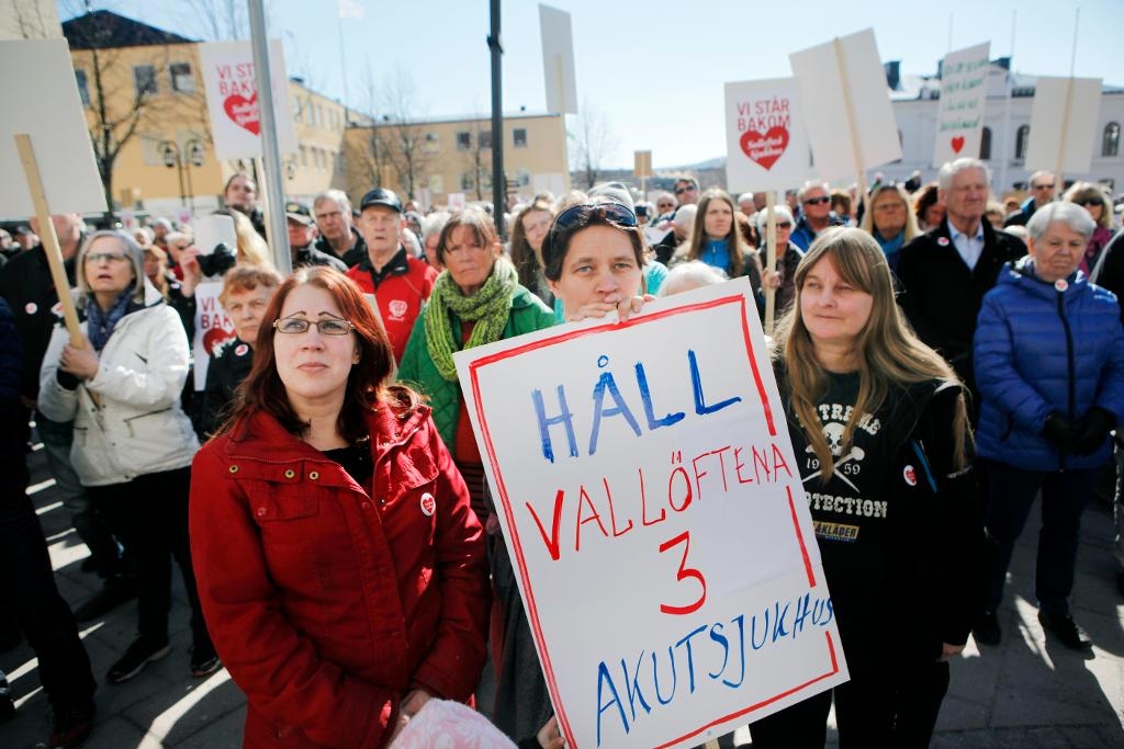 Demonstration i Örnsköldsvik kräver att de tre sjukhusen i länet, Örnsköldsvik, Sollefteå och Sundsvall, ska vara fullvärdiga akutsjukhus. Nu har första steget mot att lägga ner akutkirurgin vid Sollefteå sjukhus fattats.  (Foto: Mats Andersson/TT-arkivbild)