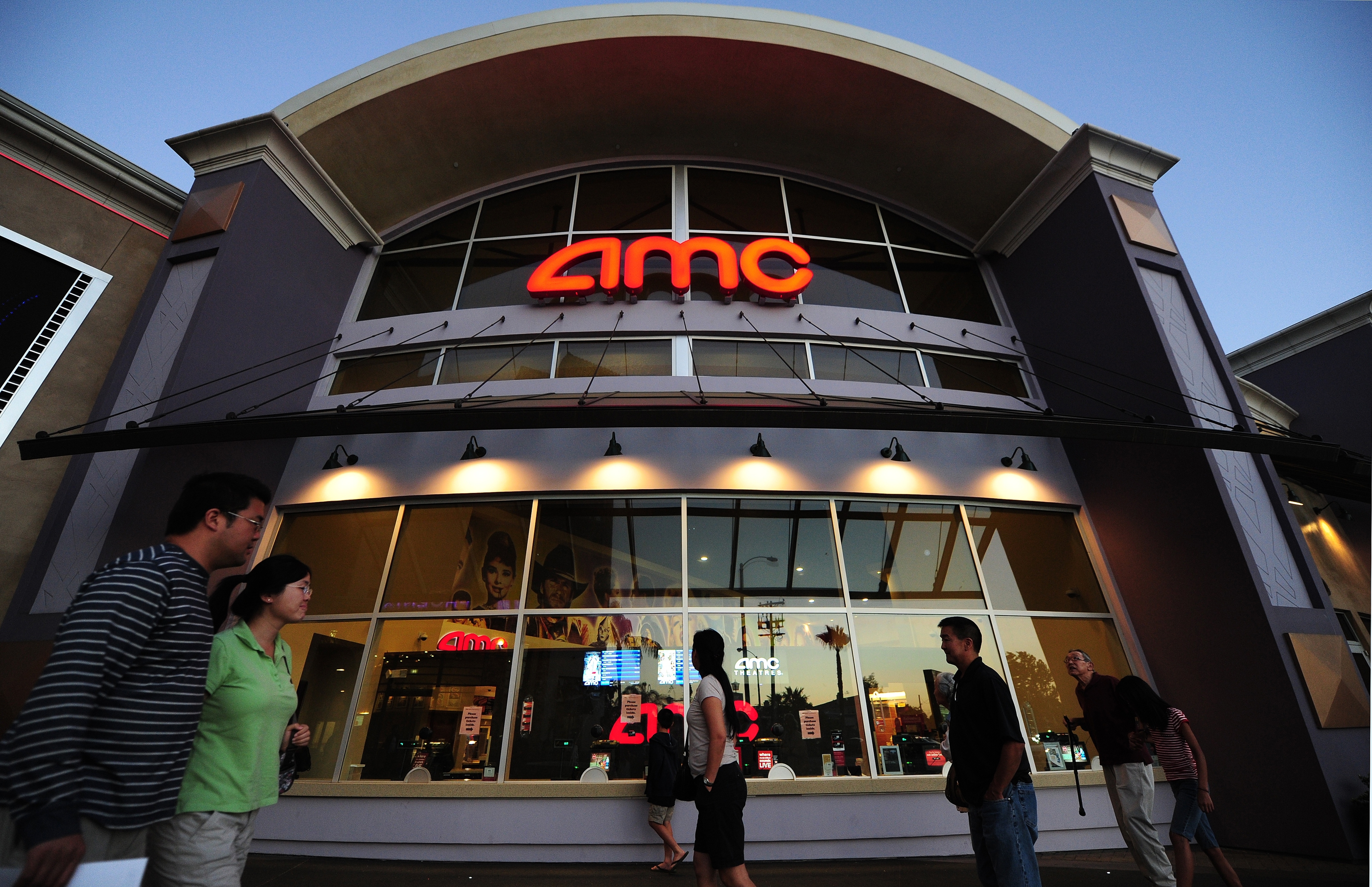 En AMC-biograf i Los Angeles. Den amerikanska biografjätten som nu köpt upp SF Bio ägs i sin tur av kinesiska Dalian Wanda Group, vilket återigen väcker frågor kring Kinesiska kommunistpartiets propagandakrig, och varför det är så tyst om det i Sverige. (Foto: Frederic J. Brown/AFP/GettyImages)