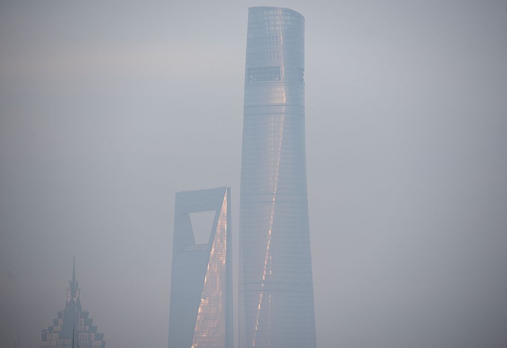 Jinmao Tower, Shanghai World Financial Center och Shanghai Tower syns i den kraftiga dimman den 1 april 2016. (Foto: Johannes Eisele/AFP/Getty Images)