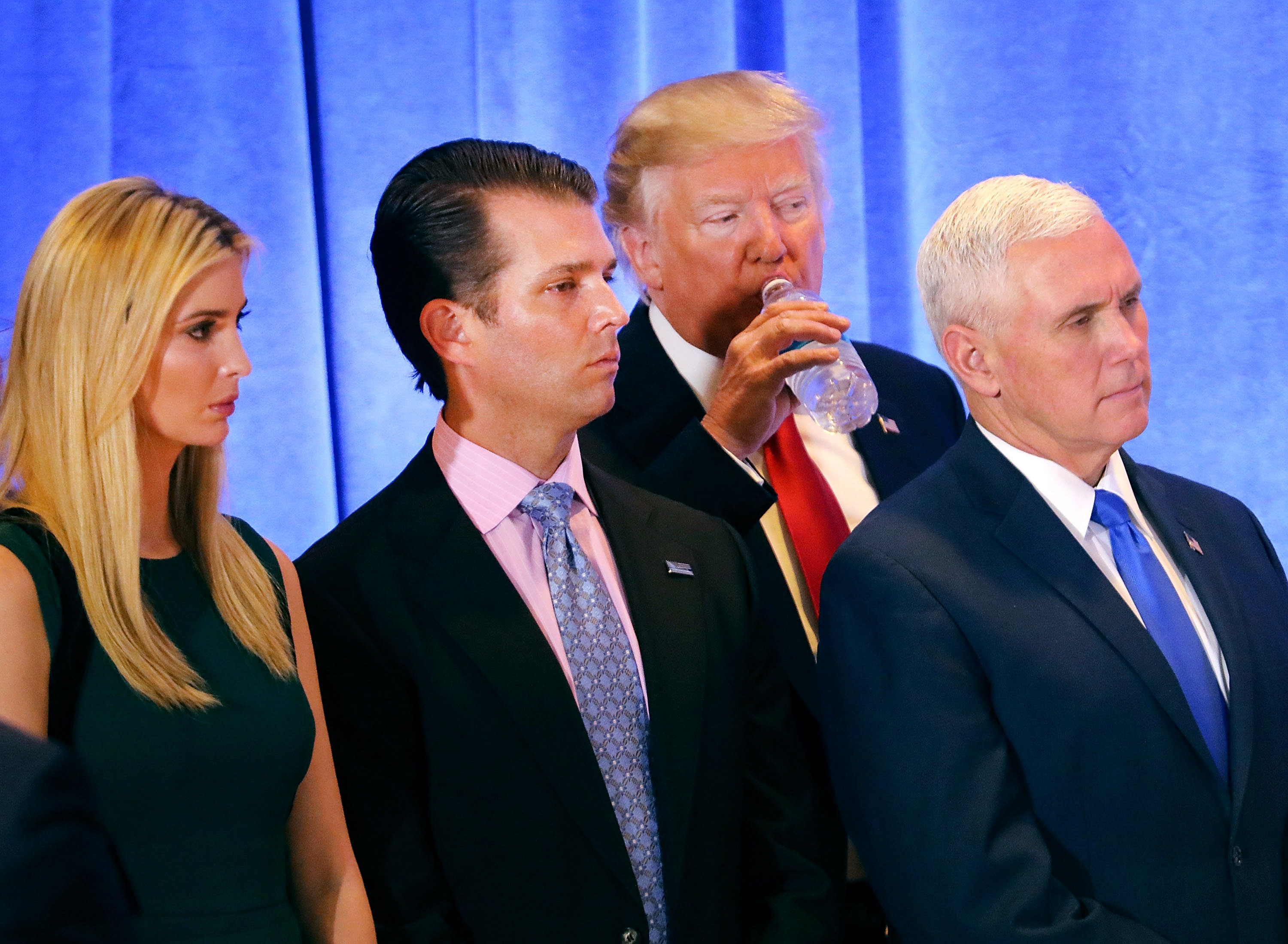 Donald Trumps barn Ivanka Trump och Donald Trump Jr., Donald Trump själv och blivande vicepresident Mike Pence under presskonferensen i New York den 11 januari.  (Foto: Spencer Platt/Getty Images)