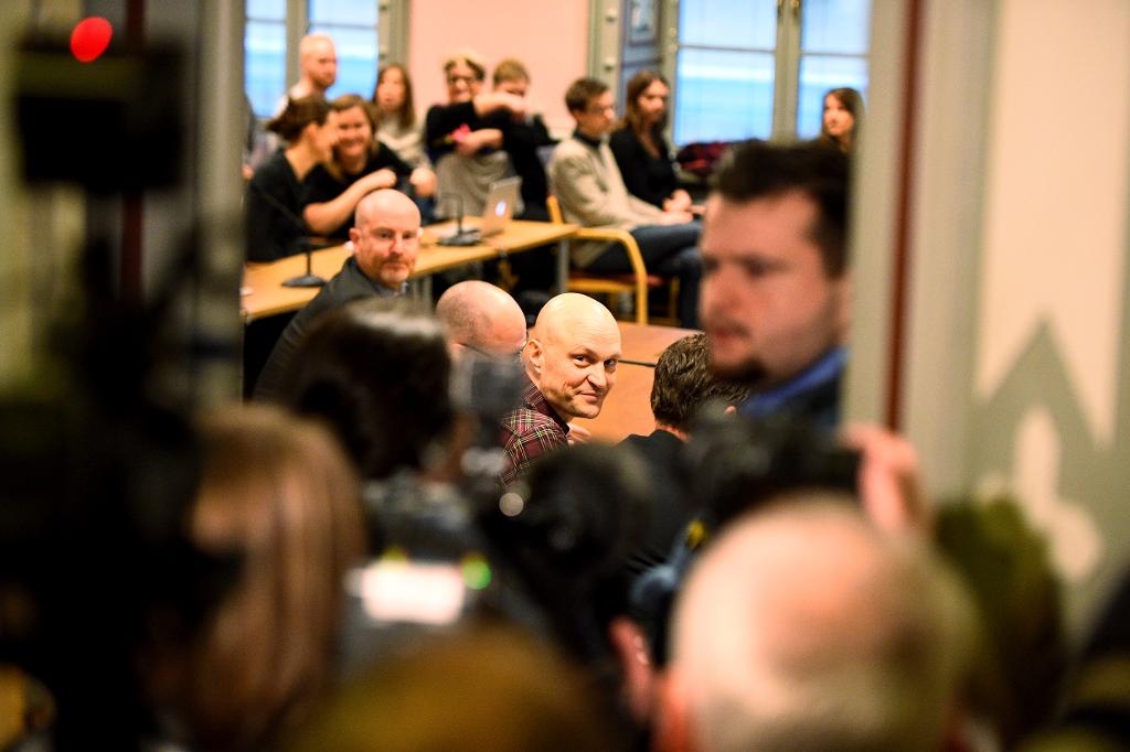 Journalisten Fredrik Önnevall i Malmö tingsrätt, där rättegång har inletts mot honom och två andra SVT-medarbetare som åtalas misstänkta för människosmuggling. (Foto: Emil Langvad/TT)