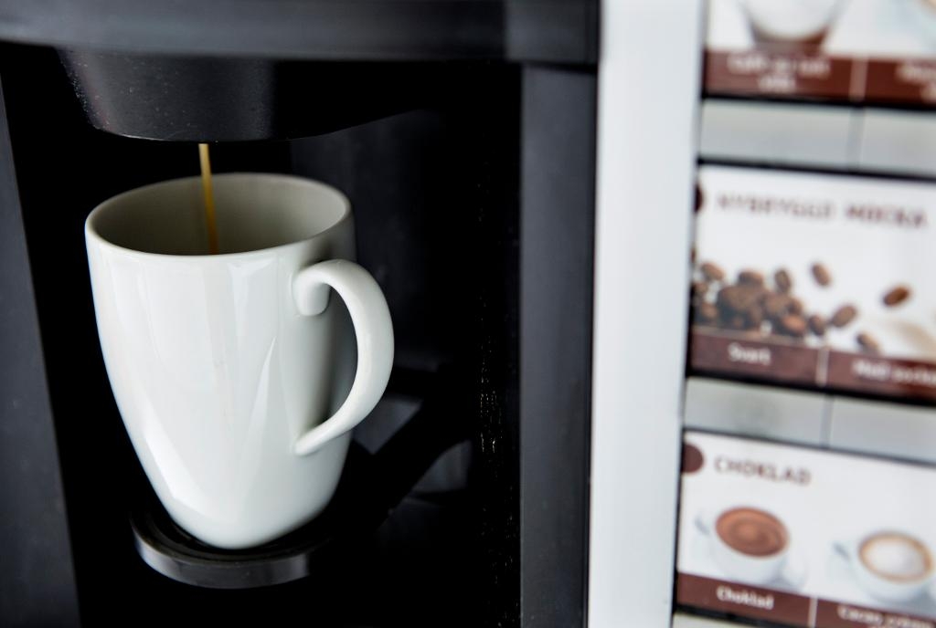 




Det är ofta möjligt att få kaffet i jobbets automat att smaka bättre. "Det är jättestor skillnad på exakt samma kaffe om du gör rätt inställningar", säger kaffespecialisten Anna Nordström.   Foto: Christine Olsson /TT-arkivbild                                                                                                                                                                                                                            