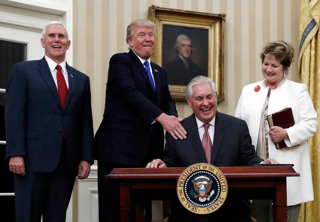 Utrikesminister Rex Tillerson och hans fru Renda St. Clair, med president Donald Trump och vicepresident Mike Pence i Vita huset sedan den tidigare Exxon-chefen svurits in. (Foto: Carolyn Kaster/AP/TT)