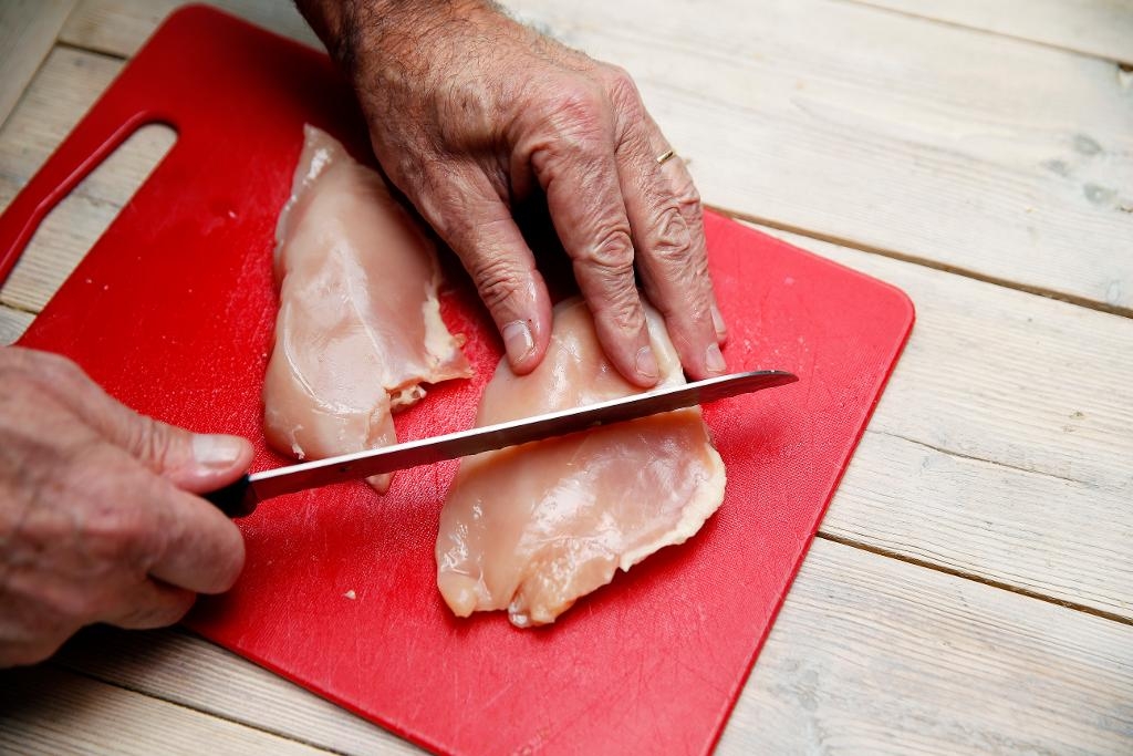 Ökad konsumtion av färsk kyckling tros vara en av orsakerna till att fler smittas av campylobacter.  Foto: Poppe, Cornelius