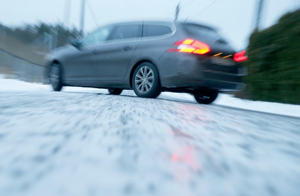 Glashala vägar orsakar olyckor.   Foto: Terje Pedersen/NTB Scanpix/TT-arkivbild