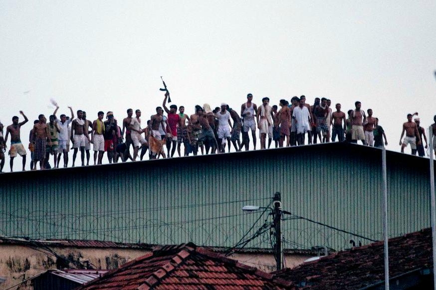 
Gängbrottsligheten har ökat i Sri Lanka sedan ett mångårigt inbördeskrig tog slut - i dag finns mängder av vapen på drift. Bilden togs vid en fångrevolt i Colombo 2012, då fångarna lyckades beväpna sig. Foto: Gemunu Amarasinghe/AP/TT                                            