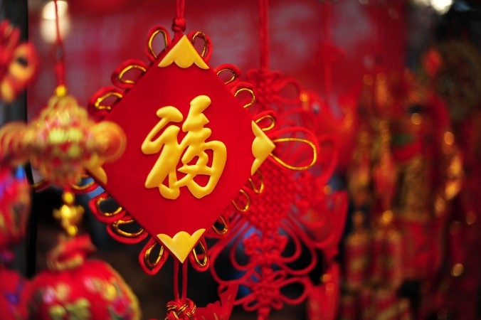 

I Kina sätter man upp tecknet ”Fu” på sina dörrar och fönster under nyår. Foto: Epoch Times
                                                                                        