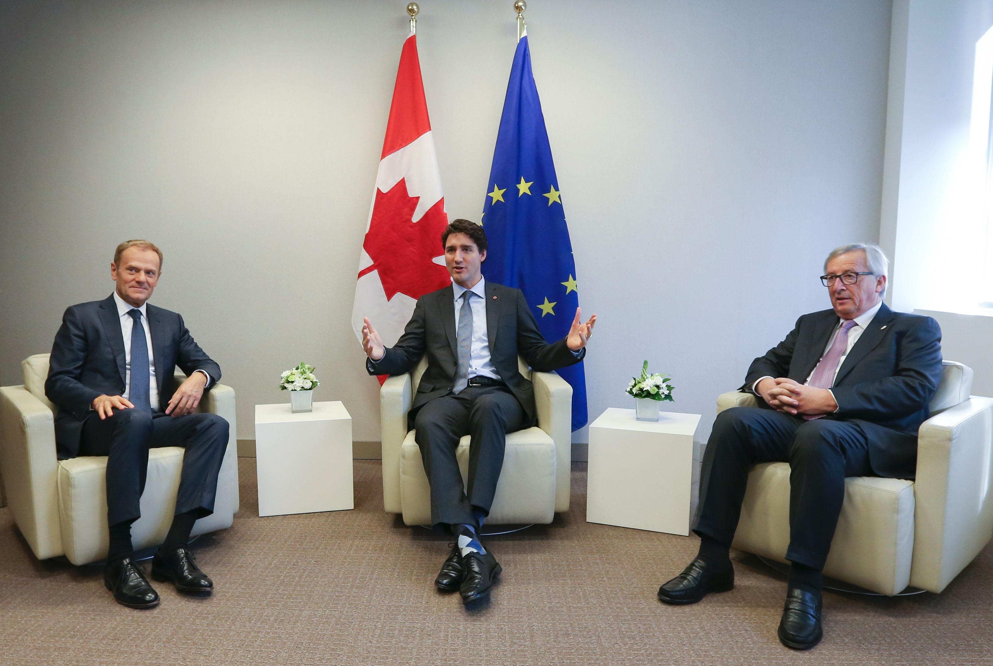 

Europarådets ordförande  Donald Tusk, Kanadas premiärminister Justin Trudeau och Europaparlamentets ordförande Jean-Claude Juncker vid mötet mellan EU och Kanada 30 oktober 2016 i Bryssel. Vid mötet skrev de under det färdiga Ceta-avtalet som förhandlats fram under sju år. I februari röstar Europaparlamentet för eller emot frihandelsavtalet. (Foto: John Thys/AFP/Getty Images)                                                                                        