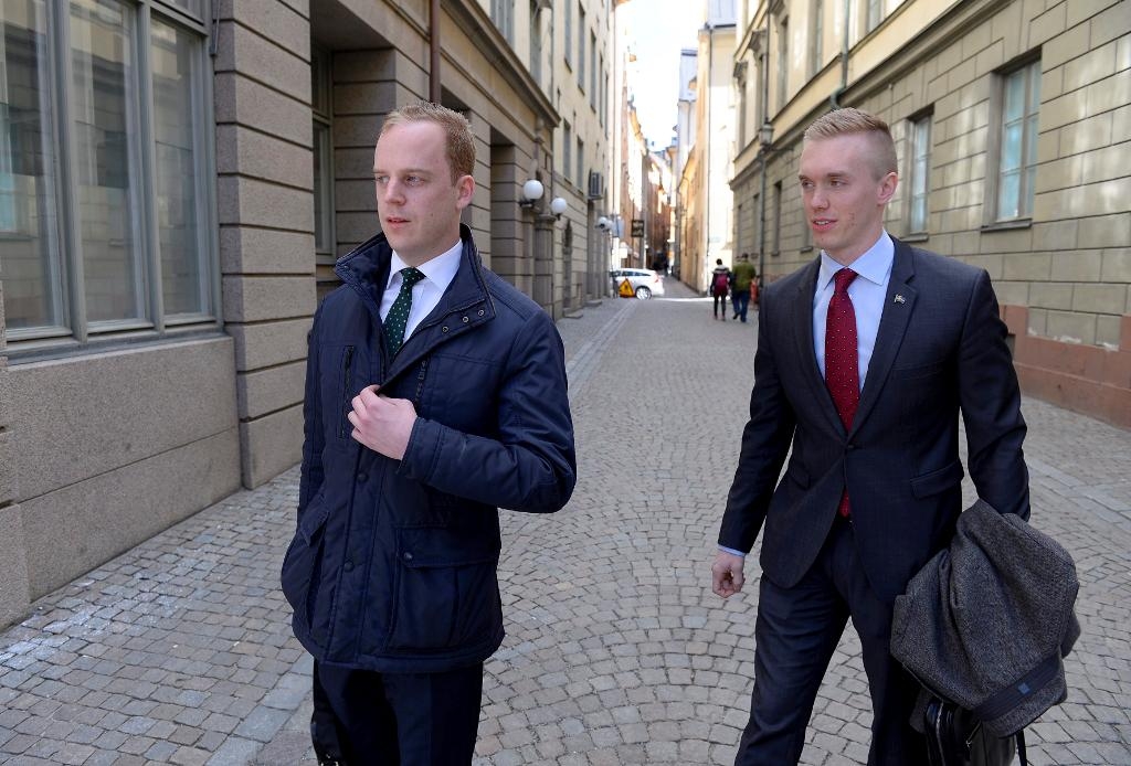 Gustav Kasselstrand (tv), ordförande i Sverigedemokraternas ungdomsförbund SDU, och William Hahne lämnar SD:s partistyrelses möte i Gamla Stan. Arkivbild. Foto: Anders Wiklund / TT