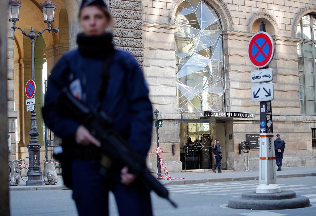 Skottlossningen i fredags inträffade vid ingången till museet Louvren och ledde till utökat säkerhetspådrag. (Foto: Christophe Ena/AP/TT)