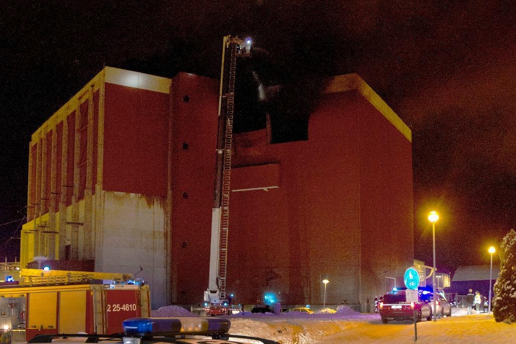 

Ett VMA, viktigt meddelande till allmänheten, skickades ut när en brand utbröt på ABB i Ludvika i januari 2012. Foto: Hasse Eriksson/TT-arkivbild                                                                                        