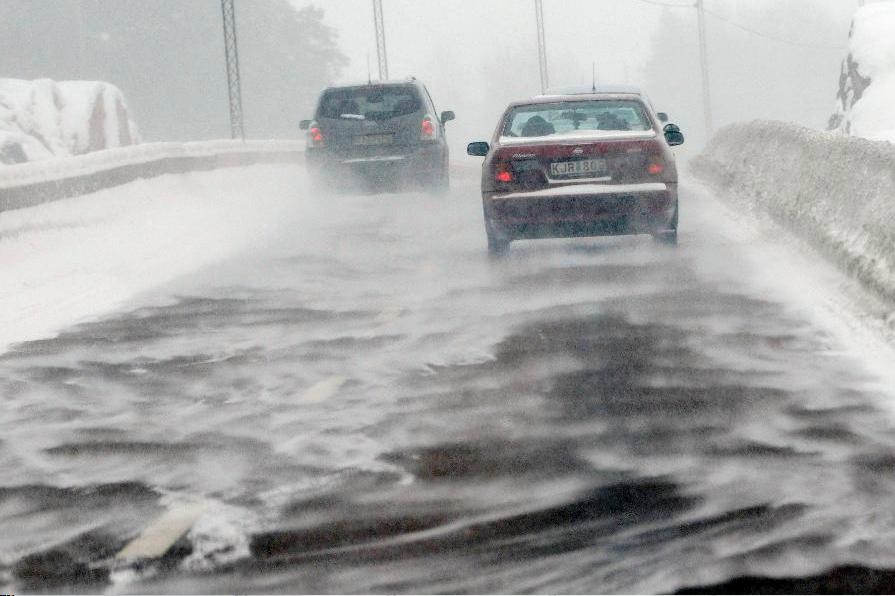 SMHI varnar för snöfall och vindar som kan ställa till det i trafiken. Foto: Johan Nilsson /TT-arkivbild