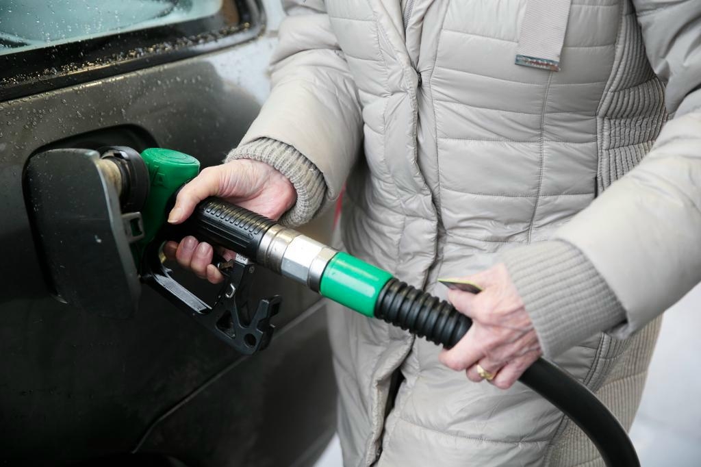 
Nu blir det billigare att tanka bilen. Foto: Lise Åserud/NTB scanpix/TT-arkivbild                                            