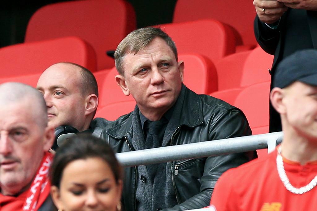James Bond, alias Daniel Craig, var på plats på Anfield. Foto: Peter Byrne/AP/TT