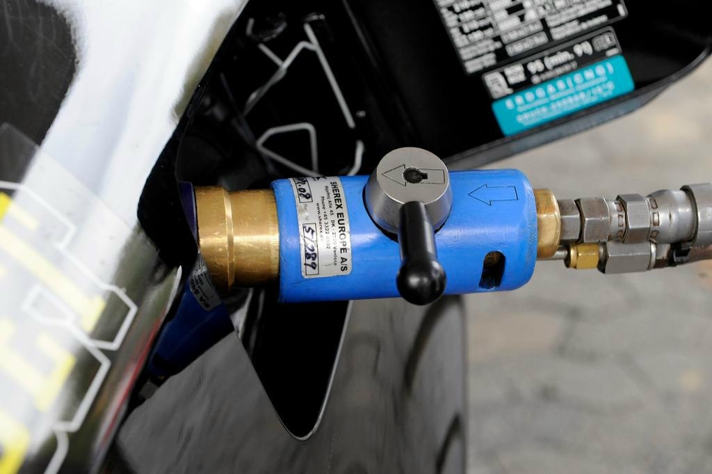



Tankning av biogas, ett energislag som har svåra produktionsförutsättningar i Sverige på grund av dubbla subventioner till importerad biogas. Foto: Bertil Ericson / TT-arkivbild                                                                                                                                                                                