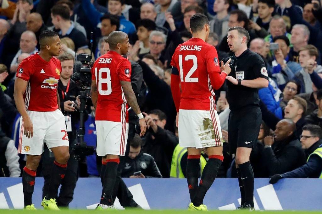 


Domaren Michael Oliver pressades av Manchester United-spelarna. Arkivbild. Foto:
Frank Augstein/AP/TT                                                                                                                                    