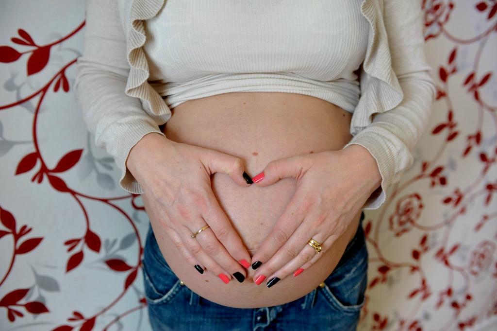 

Förstagångsföderskan blev hemskickad från sjukhuset samma dag. På natten födde hon barn på toaletten. Foto Jessica Gow /TT                                                                                        