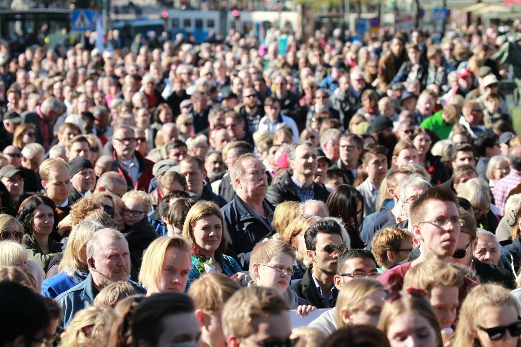 


Nu bor det en miljon personer i Göteborgsregionen, i alla fall rent matematiskt. Bilden är från förstamajfirandet på Götaplatsen i fjol. Foto: Frida Winter/TT                                                                                                                                    