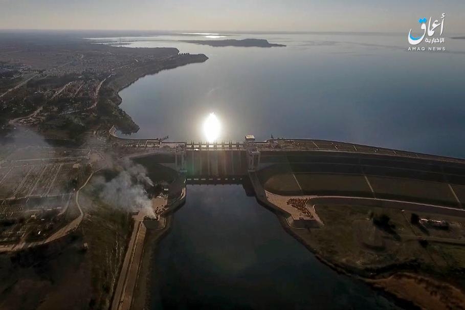 
En bild tagen av en drönare på Tabqadammen som IS propagandaorgan Amaq publicerat. Foto: AP/TT                                            