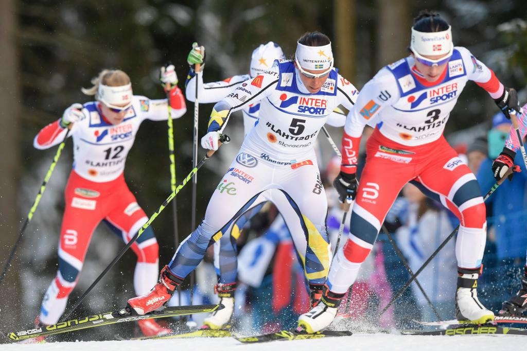 Charlotte Kalla bröt staven på tremilen två kilometer från målet. Foto: Anders Wiklund/TT