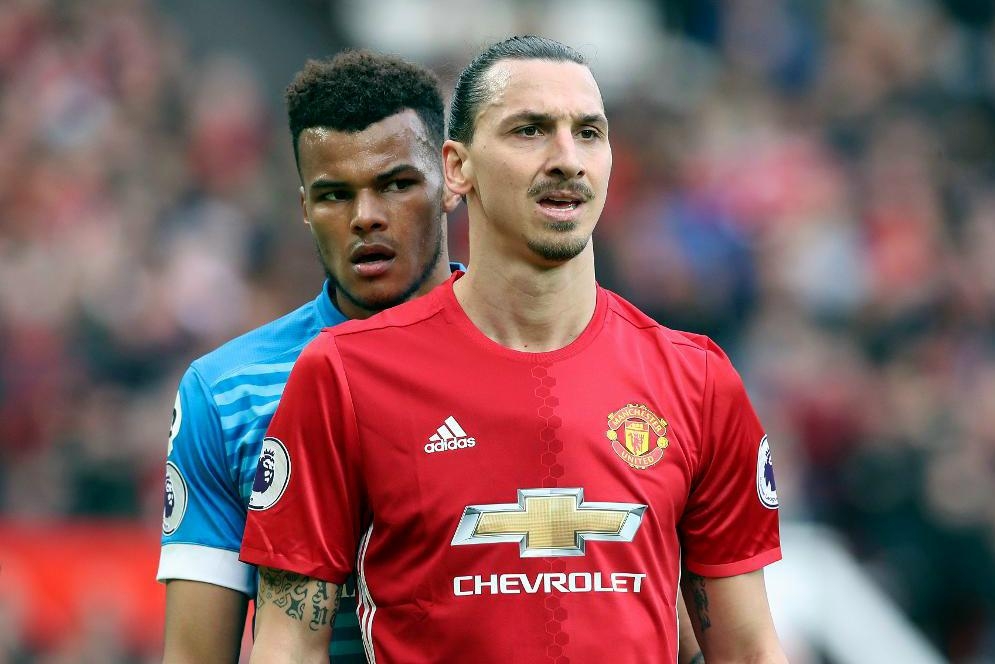 
Tyrone Mings och Zlatan Ibrahimovic. Foto: Martin Rickett                                            