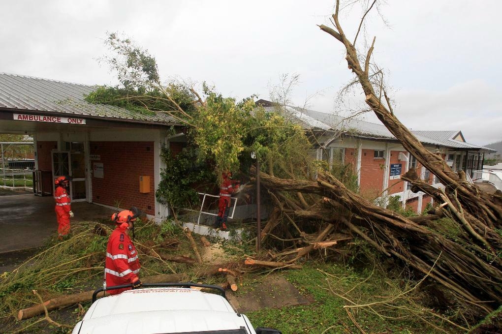 
Räddningsarbetare röjer upp efter cyklonen Yasi, som drog in över Australien 2011. Foto: Rick Rycroft/AP/TT-arkivbild                                            