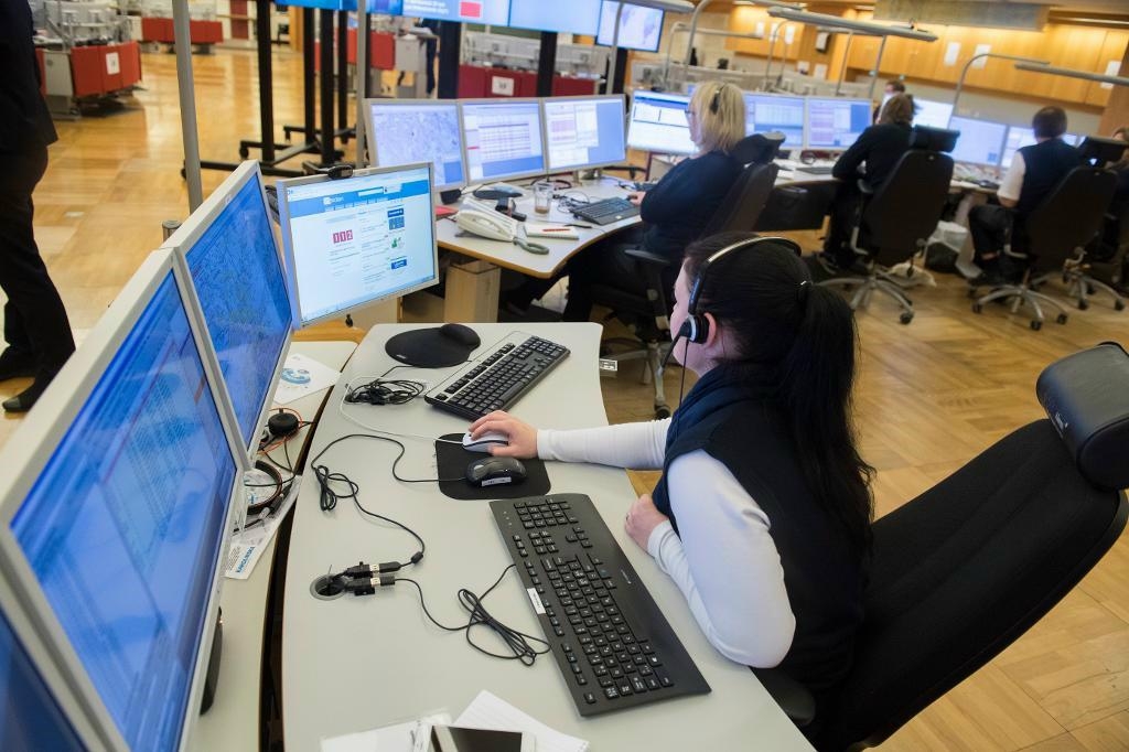 
I framtiden kommer exempelvis trafikolyckor och hjärtflimmer att kunna automatlarmas direkt till SOS-centralerna när både bilar och människor utrustas med olika former av sensorer med larmfunktion. Foto: Fredrik Sandberg/TT-arkivbild                                            