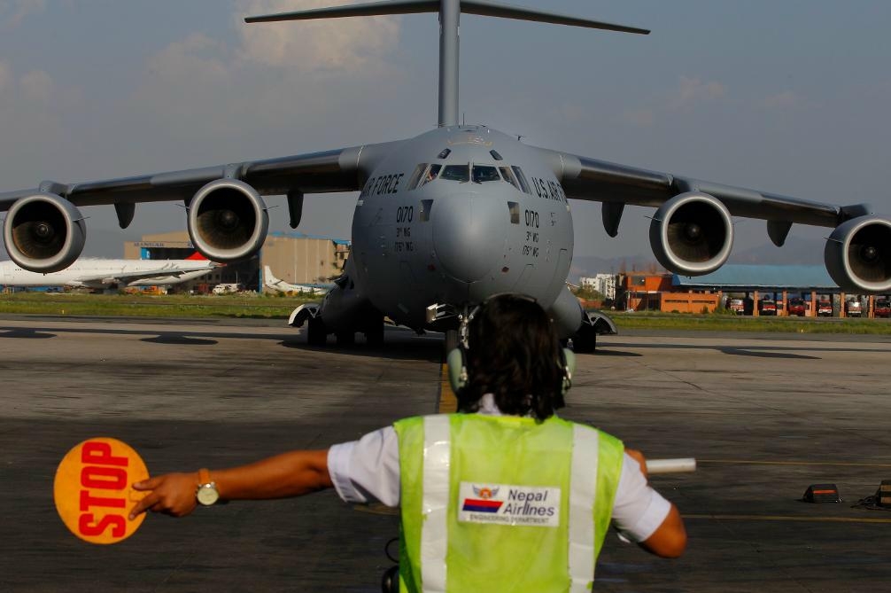 
Ett amerikanskt plan på den internationella flygplatsen i Katmandu. Foto: Niranjan Shrestha/AP/TT-arkivbild                                            