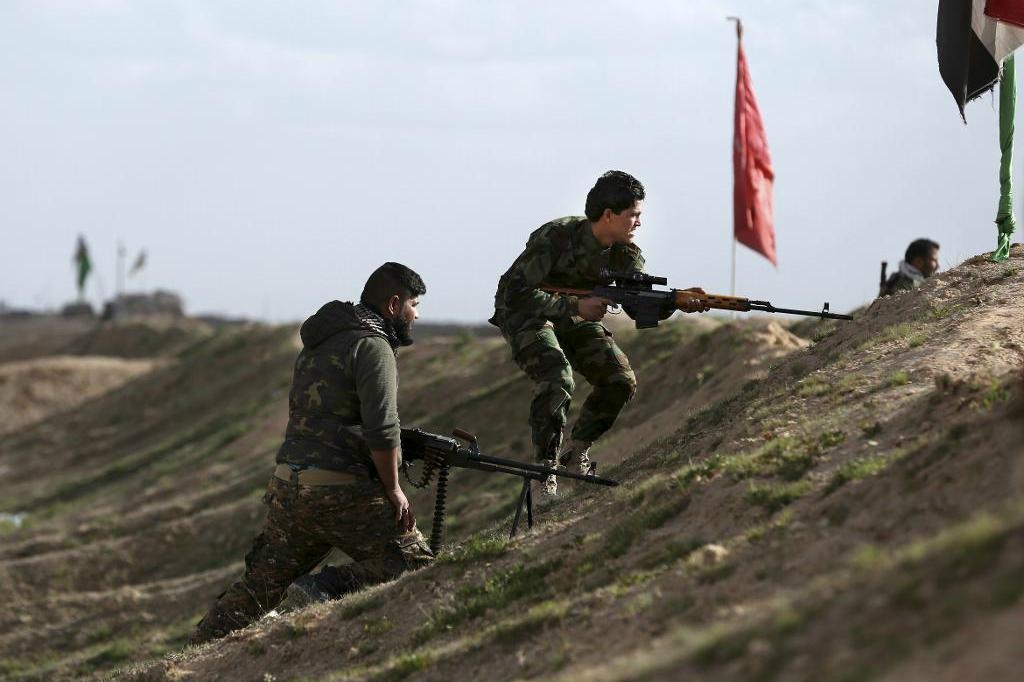 
Terrorgruppen Islamiska staten (IS) anklagas för terrordåd i staden Tikrit norr om Bagdad. Bilden, från i februari, är hämtad från ett frontavsnitt nära Tikrit där shiamuslimsk milis strider mot den sunniextremistiska rörelsen. Foto: Hadi Mizban/AP/TT                                            